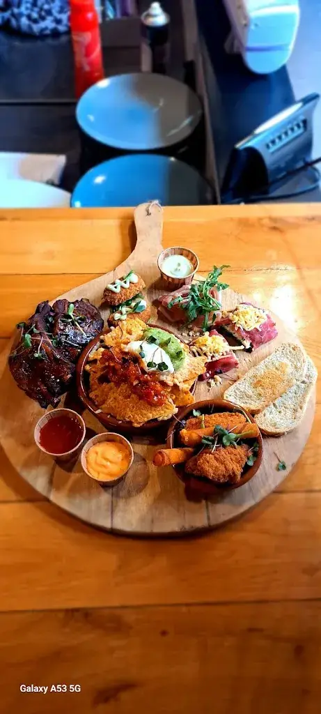 Michal Owczarz_Kade 60_Helder_review