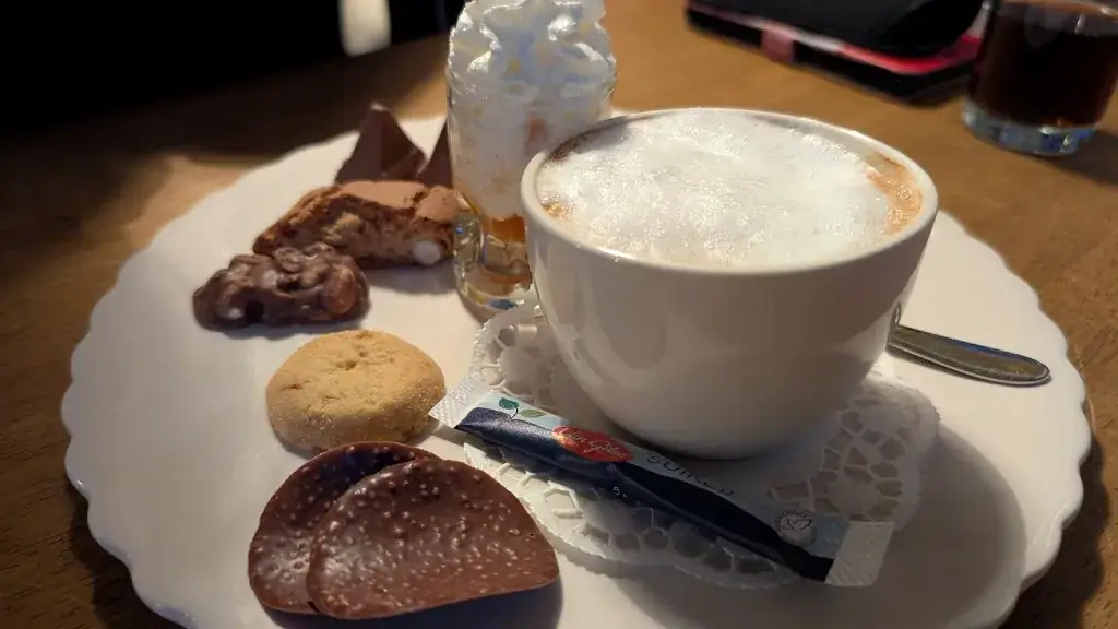 Paulo Jorge Gonçalves Pires_La Dolce Vita_Hippolytushoef_review