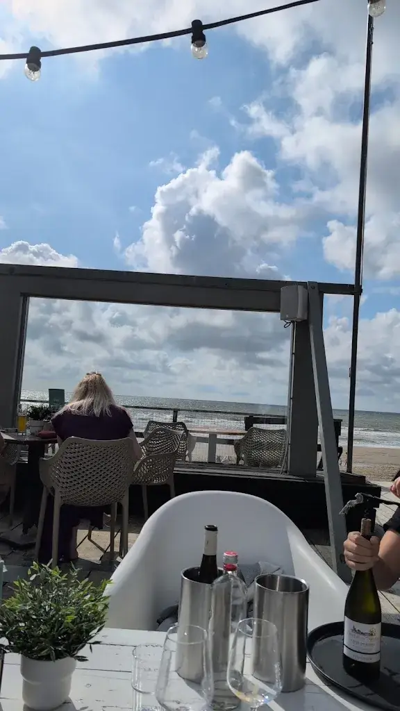 Tijs Rokers_Beach Restaurant WOEST_Callantsoog_review