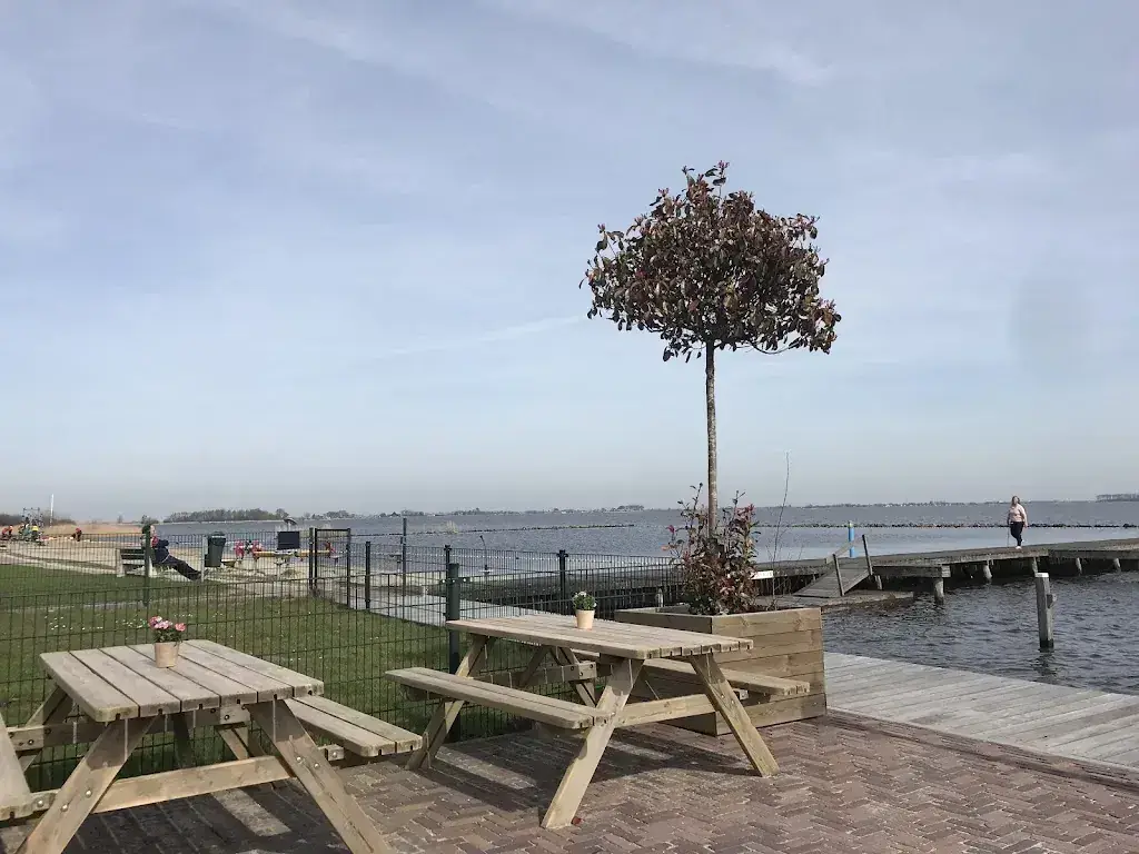 Laura B. Childs_Paviljoen Restaurant Badmeester Keimpe_Balk_avis