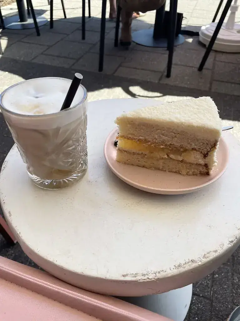 Renee C_Piece of Cake_Hoorn_review