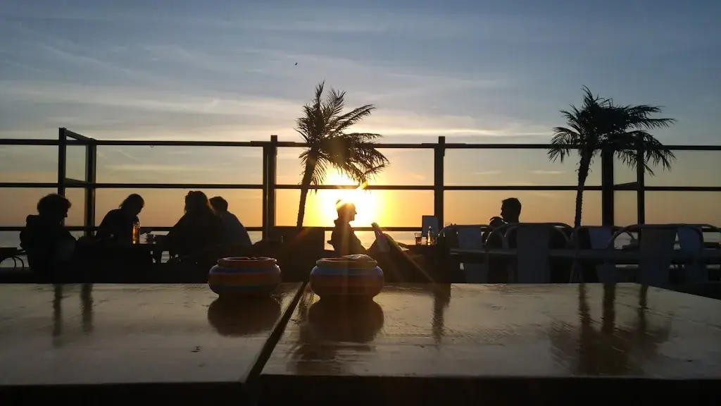 Chris McAdam_Strandpaviljoen Twaalf_Burg_review