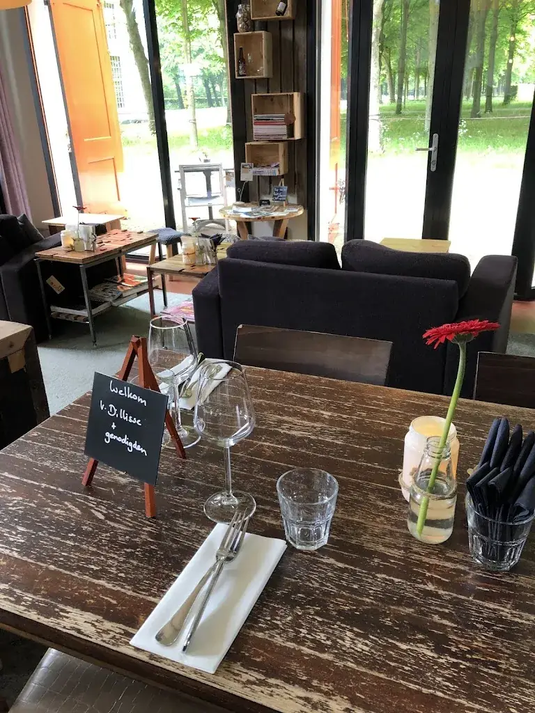 Valentine_Beeckestijn_Velsen-Zuid_review