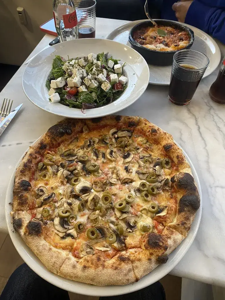 monitors2_Pizza & Co_Amsterdam_review