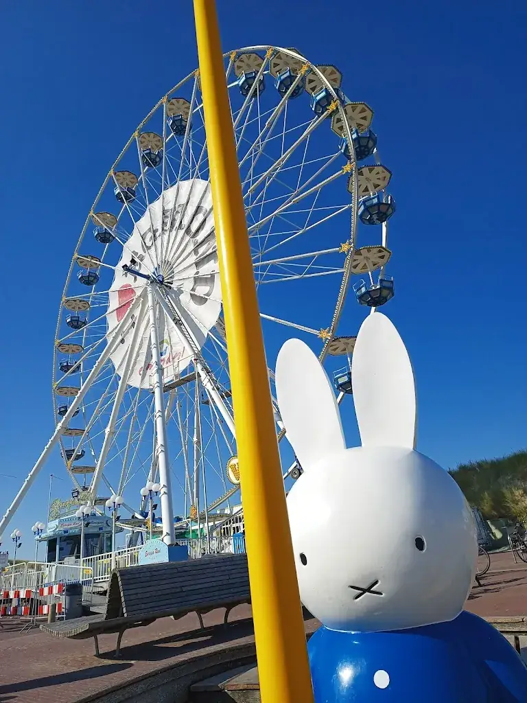 Beach pavillion The Lookout restaurant in Zee