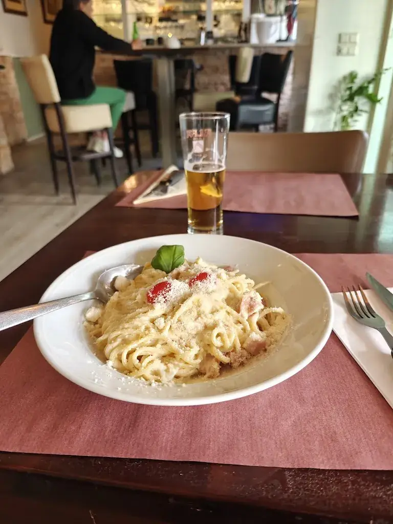 Geoffrey Brunois_Casa Serrano_Hoef_review