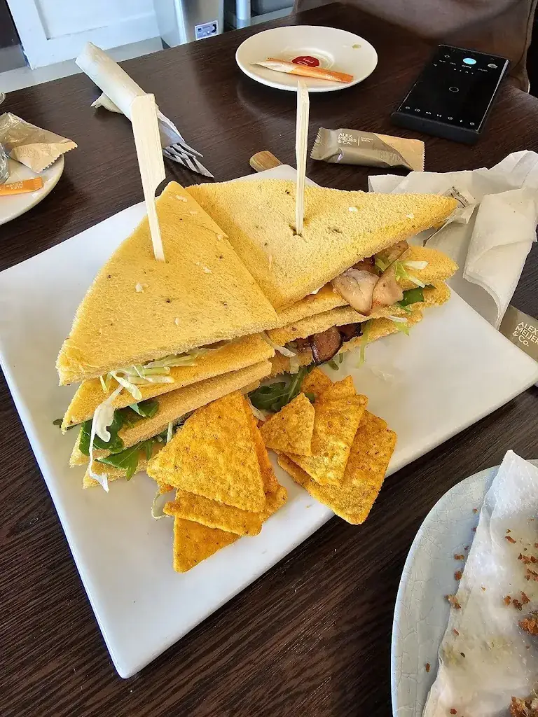 Veronika Karen_Enjoy Cafetaria Sandwich & Sushi_Zwanenburg_review