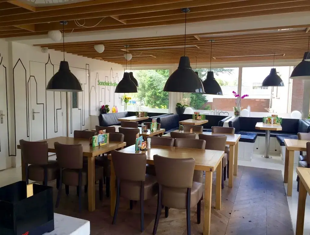 Enjoy Cafetaria Sandwich & Sushi restaurant in Zwanenburg