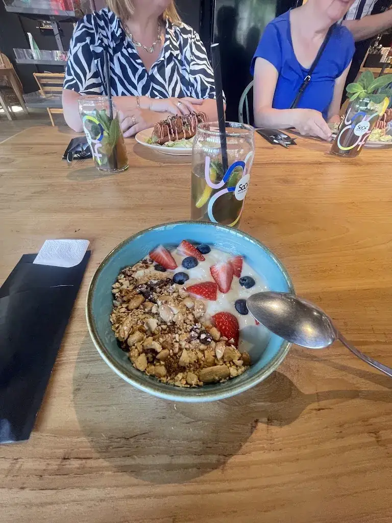 Mira Ad_The Black Cockatoo_Almere_reseña