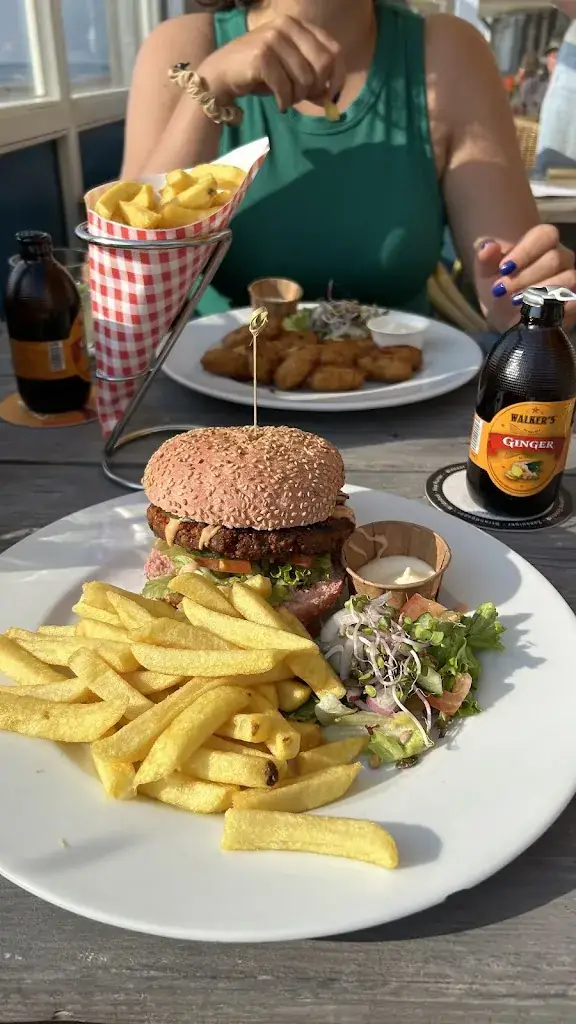 Viktoriia_Strandpaviljoen de Vrijheit_Heemskerk_review