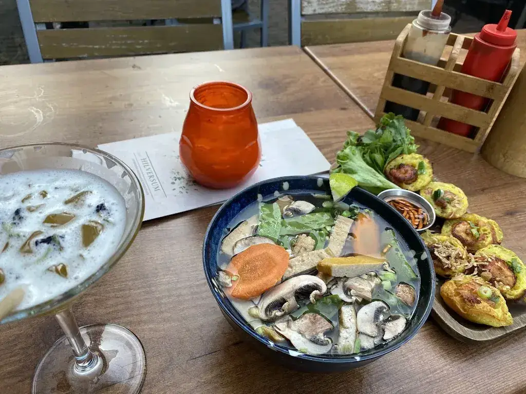 Anya Macdougall_Ninh Binh Hilversum_Hilversum_reseña