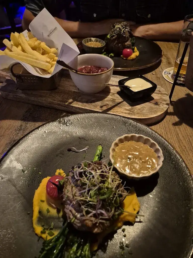 Tomity Nóra Vivien_Cafe At The Neighbors_Wieringerwerf_review