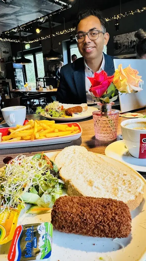 Dr. Pradeepika Kaushik_Cafe Op De Hoek_Kudelstaart_review