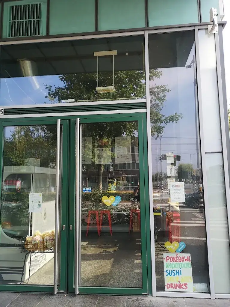 Bernd E._Tokoh_Amsterdam_review