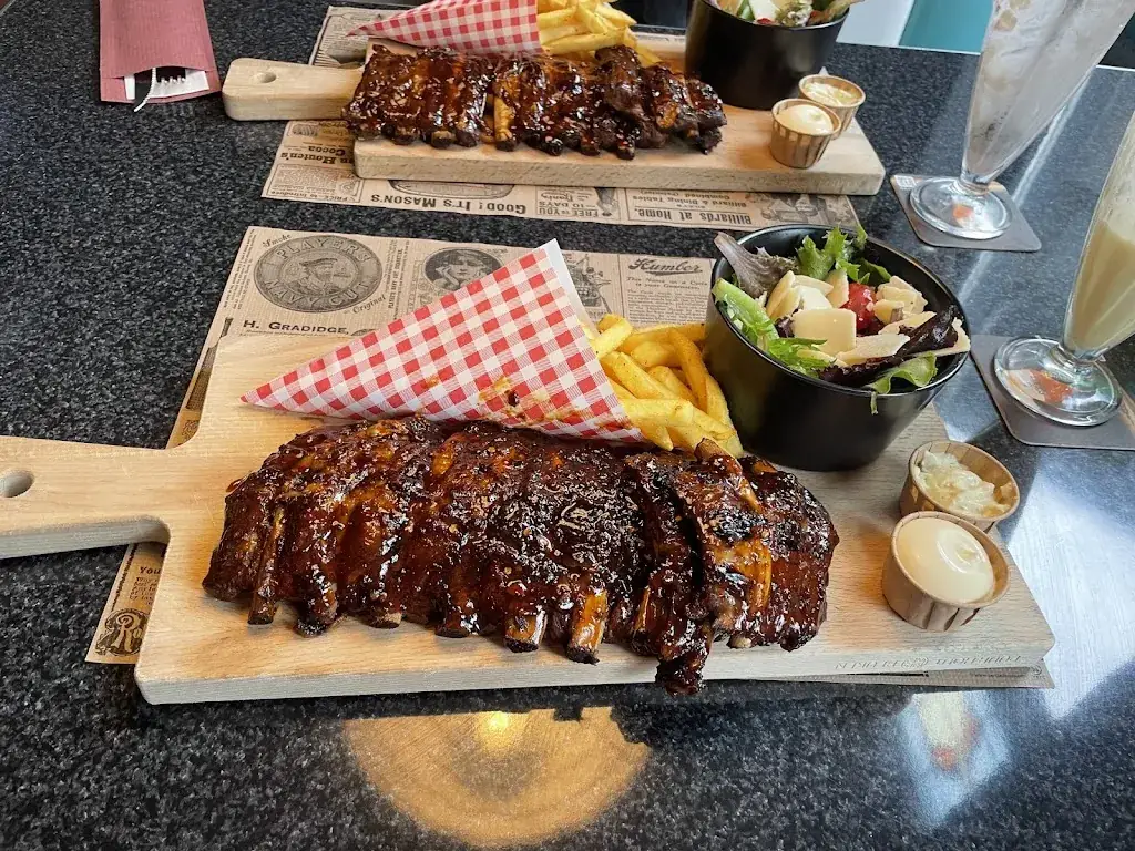 Anja Botha_Charley's Diner_Berg_review