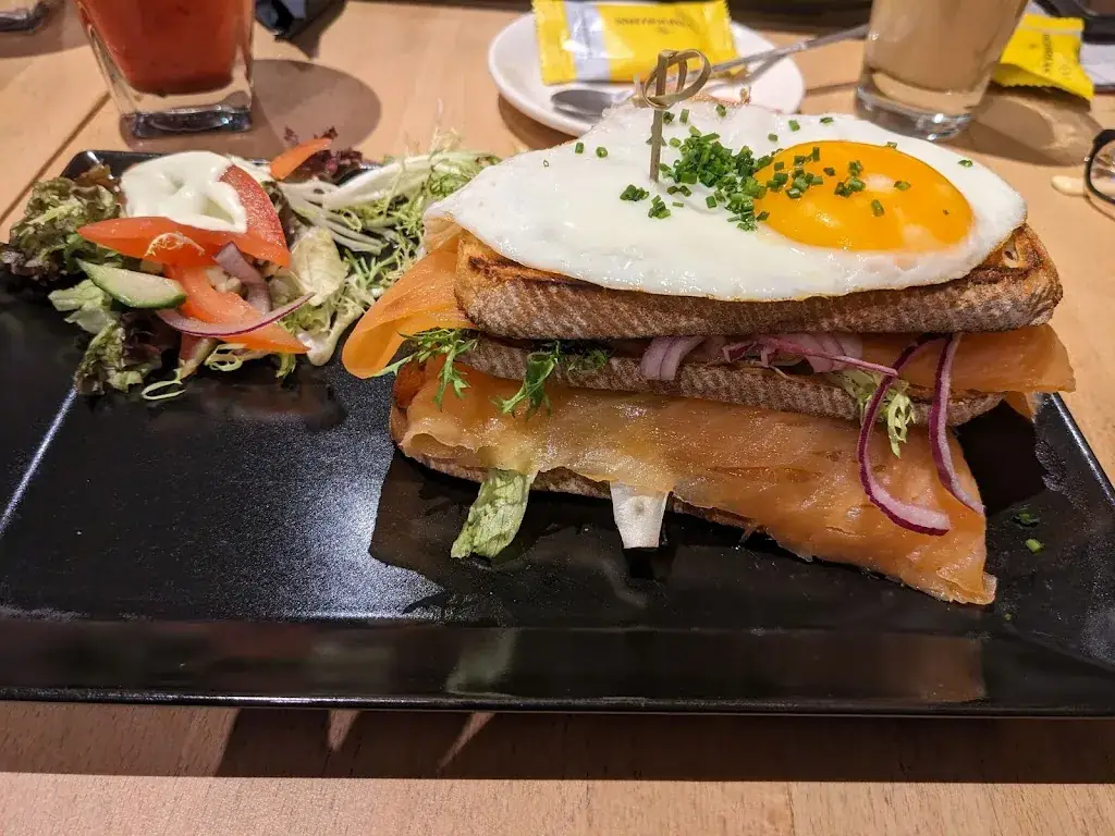 Inna Yakelzon_Lunchroom en catering Brasserie 'Njoyz_Bussum_review