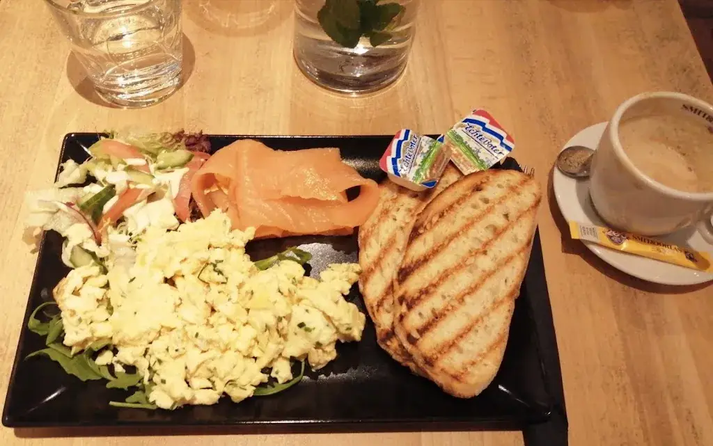 Moussa Abouzid_Lunchroom en catering Brasserie 'Njoyz_Bussum_review