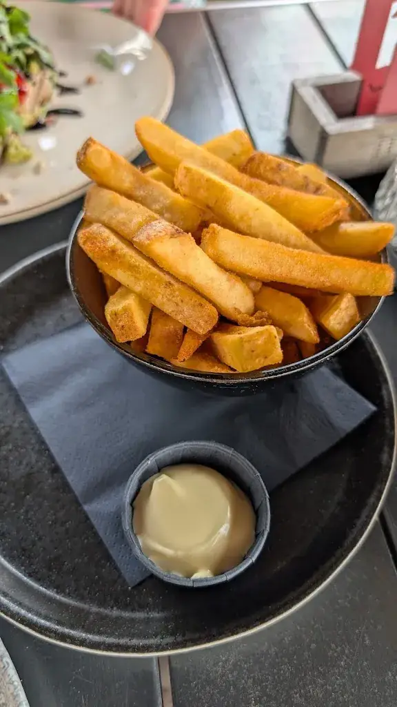 Normän Naboulsi_land en zeezicht (LEZZ)_Marken_review