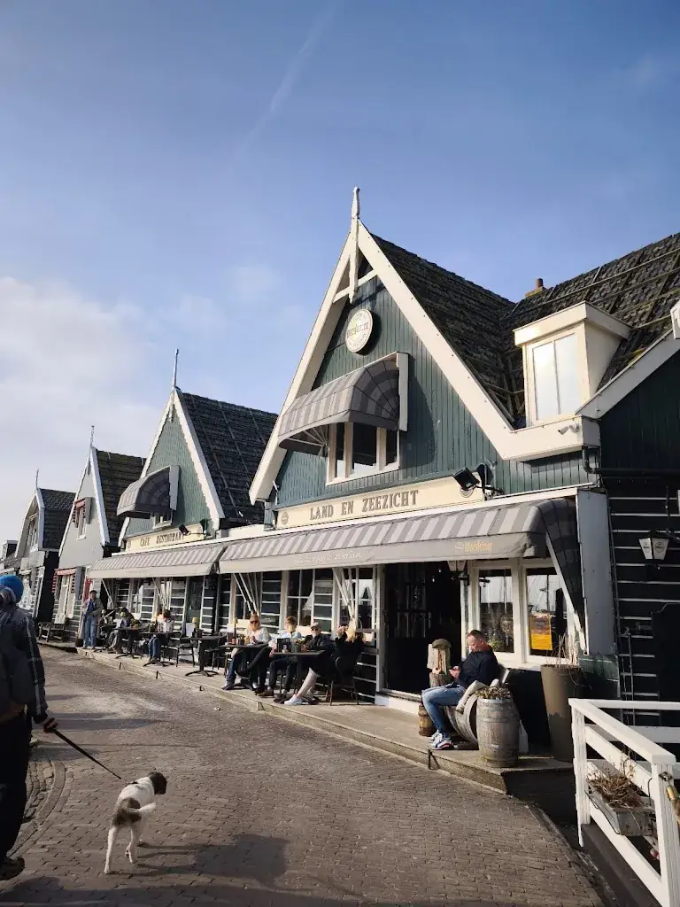 Mauro Pastore_land en zeezicht (LEZZ)_Marken_review