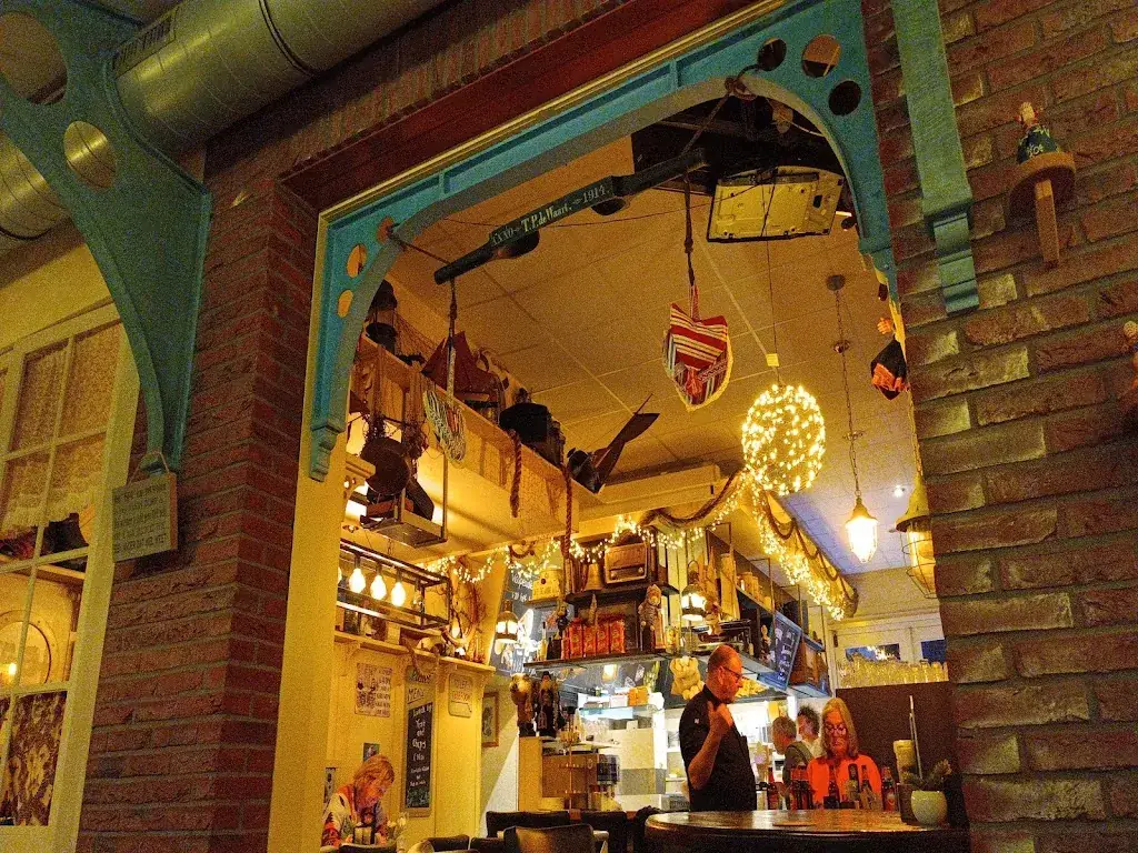 Gökhannn Bey_De Verkeerde Wereld_Marken_review