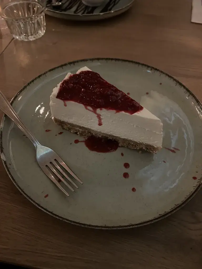 Eva Meglič_La Vespa_Laren_review