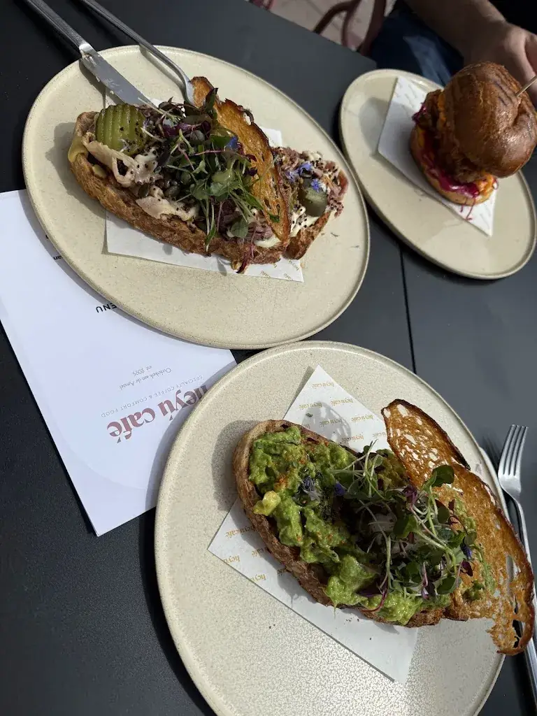 annika neil_Heyú Café_Amstel_review