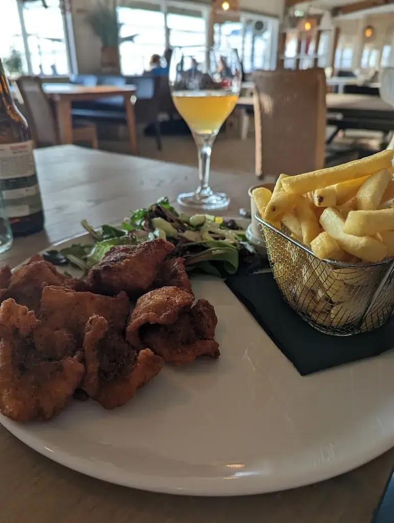 Olga Kovalenko_Strandpaviljoen NewZuid Sint Maartenszee_Maartensvlotbrug_review