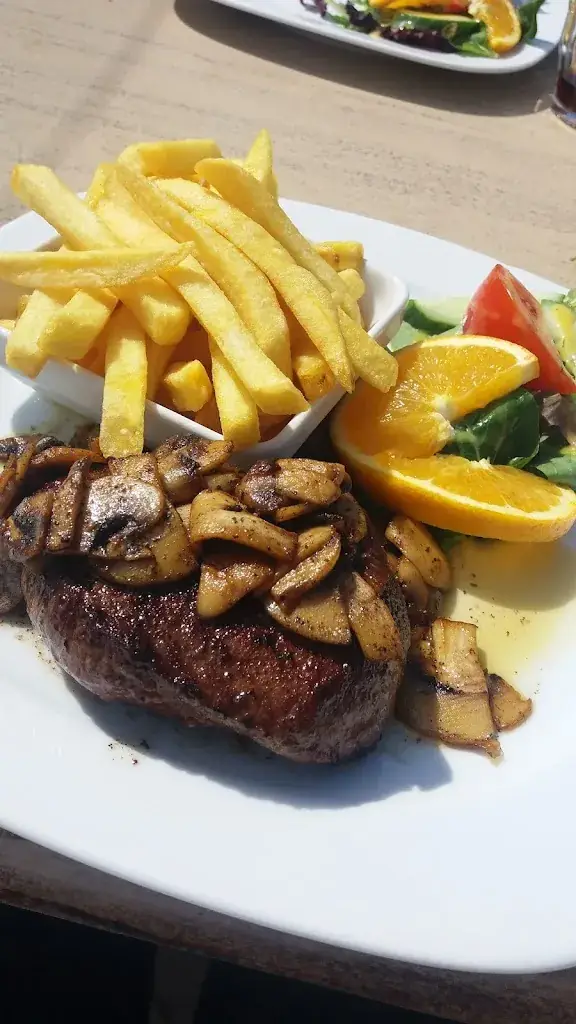 Sarah Jordan_Restaurant en Snackbar De Goudvis_Maartensvlotbrug_review