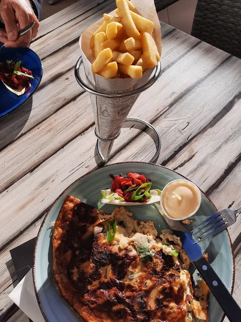 ghadir kh_Restaurant en Snackbar De Goudvis_Maartensvlotbrug_review