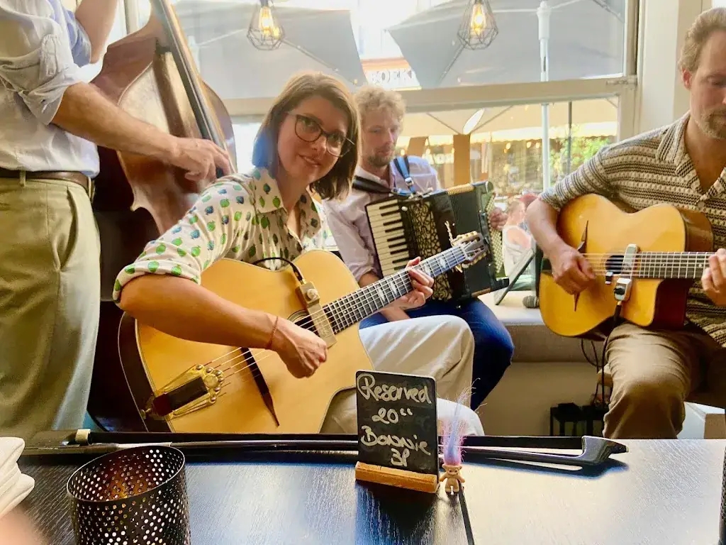 Bonnie Vandenberg_JAZZ Coffee & Wines_Haag_review