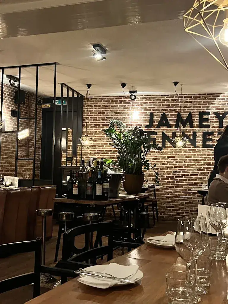 Ornela Hoxha_Jamey Bennett_Haag_review