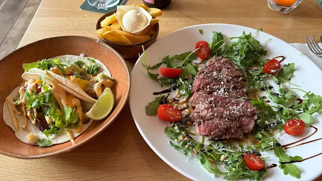 Pav Gill_Bij Hem_Haag_review