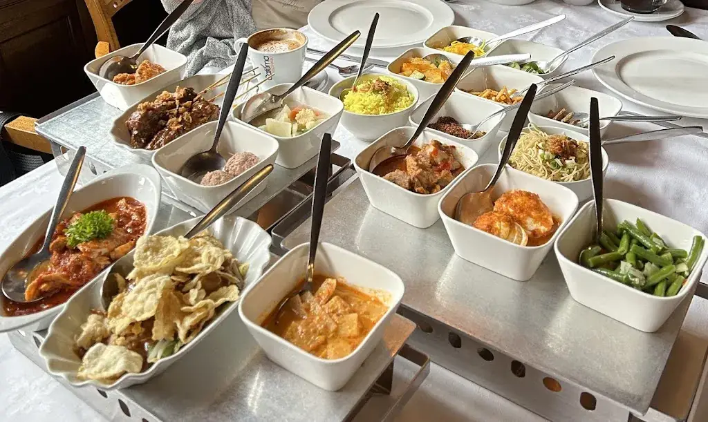 Lydia Tio_De Poentjak_Haag_review