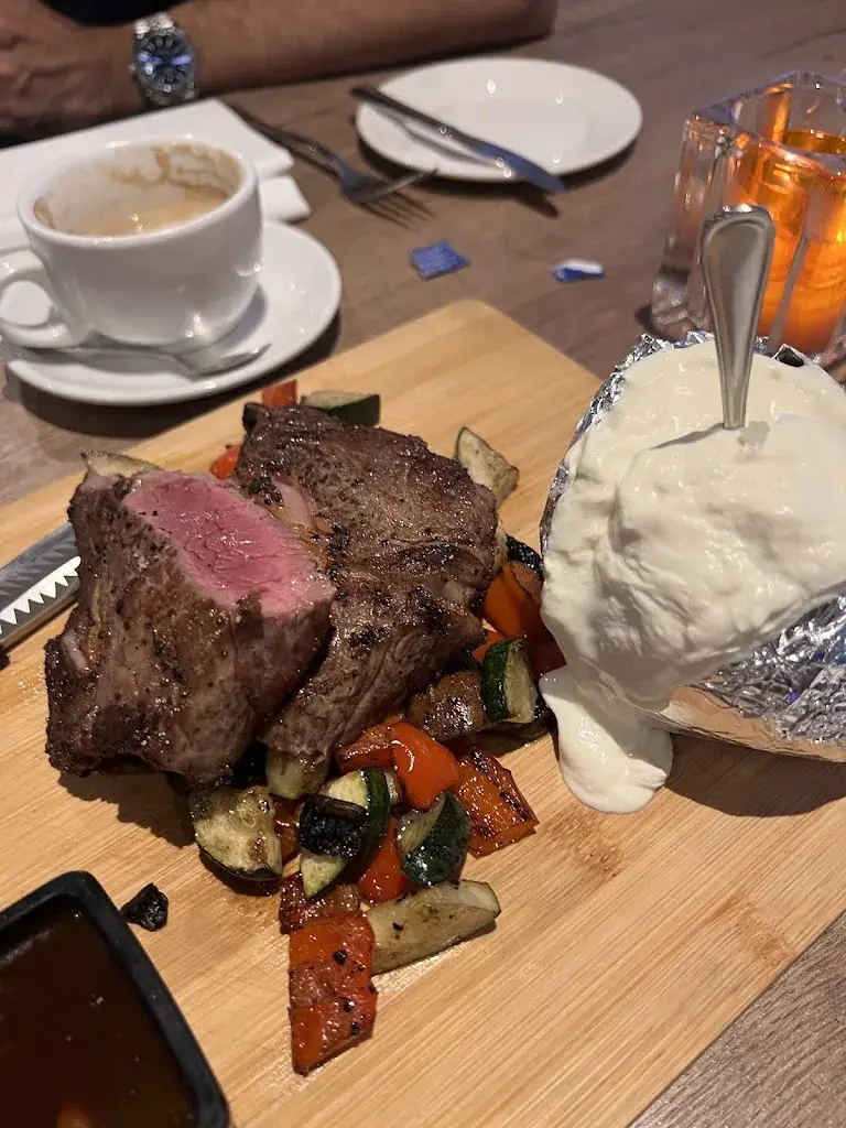 Reyra Dewanti Kumala Raden_Restaurant Aqua_Wetering_review