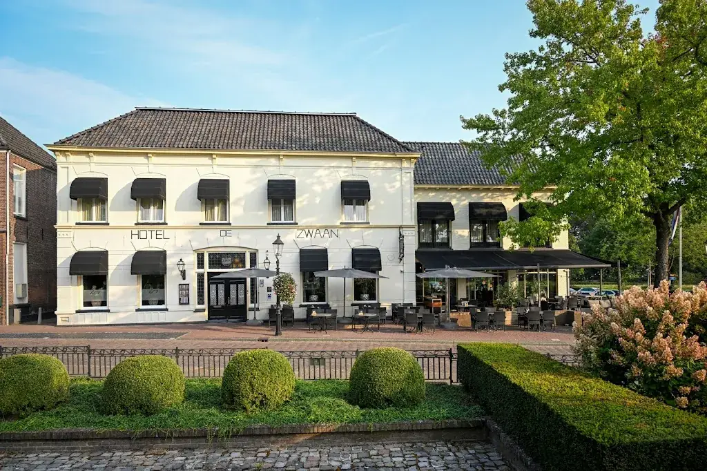 Logis Hotel De Zwaan restaurant in Delden