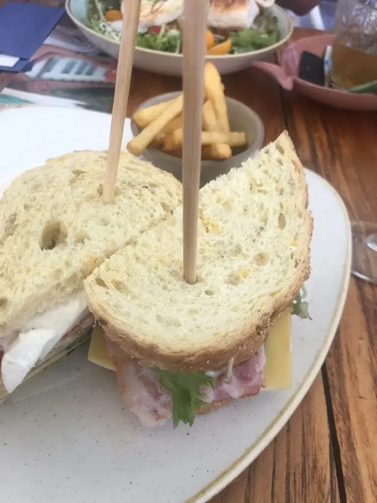 Barbara Lindner (Travelling Wife)_St.Tropez Gastrolounge_Deventer_review