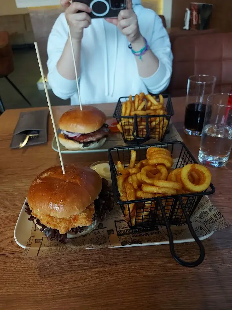 Christina Stavrides_Mr. Cheesy | Corn Dogs | Loaded Fries | Burgers | Mac & Cheese | Milkshake | Hotdogs | Snacks_Leeuwarden_recensione