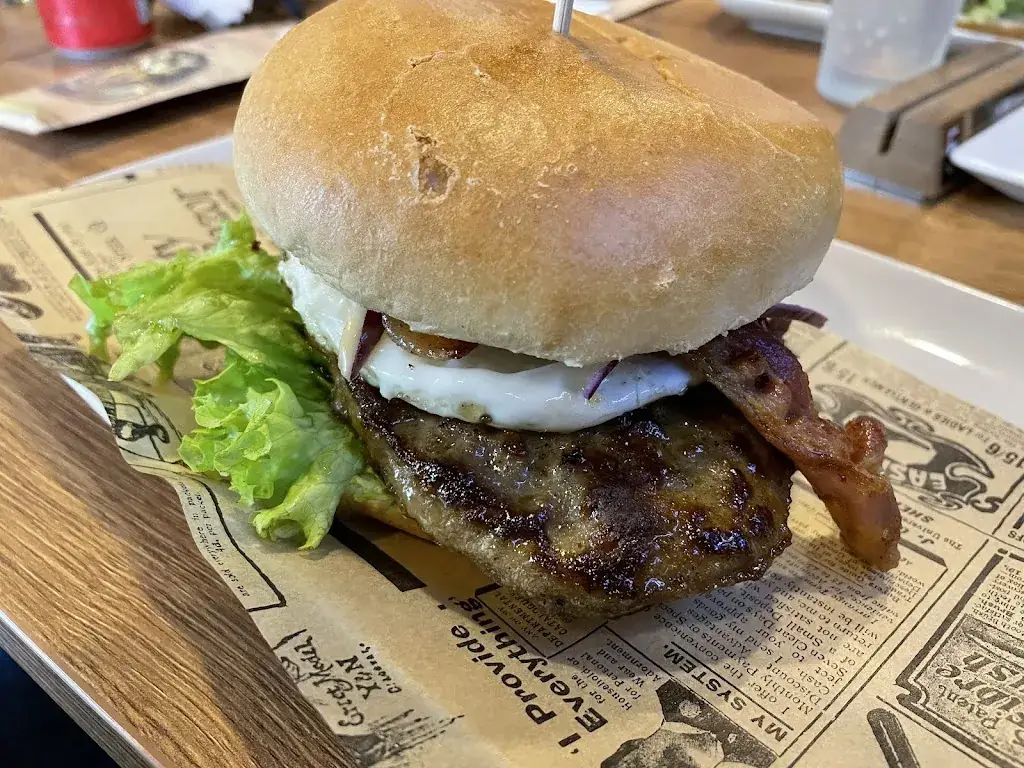 Omid Mostafaei_Mr. Cheesy | Corn Dogs | Loaded Fries | Burgers | Mac & Cheese | Milkshake | Hotdogs | Snacks_Leeuwarden_recensione