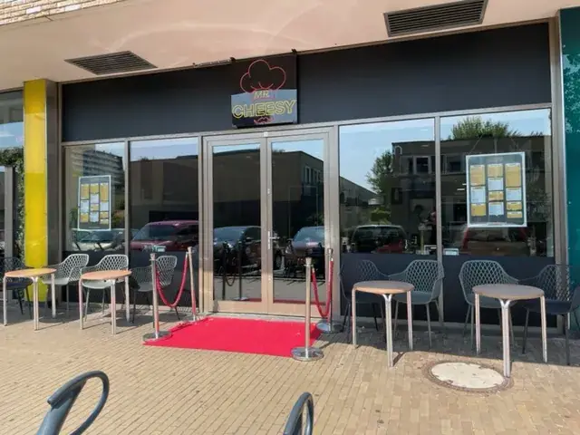 Mr. Cheesy | Corn Dogs | Loaded Fries | Burgers | Mac & Cheese | Milkshake | Hotdogs | Snacks restaurant à Leeuwarden