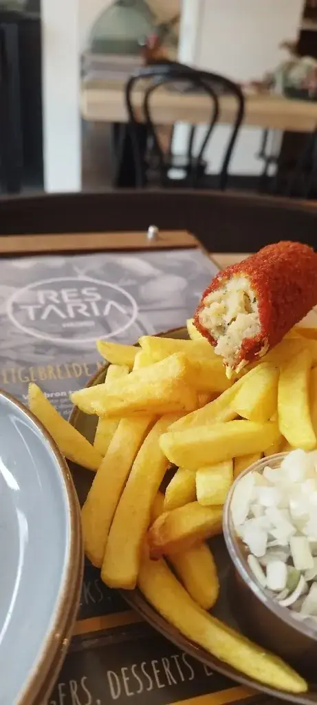 Yvonne Schmidt_cafeteria Heino_Heino_review