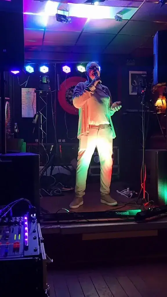 Niks Bakker_Cafe Holthuis_Westerhaar-Vriezenveensewijk_reseña