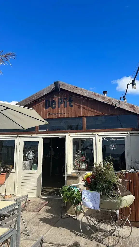 Strandtent De Pit restaurant in 's-Gravenzande