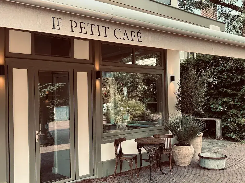 Le Petit Café Bloemendaal restaurant in Bloemendaal