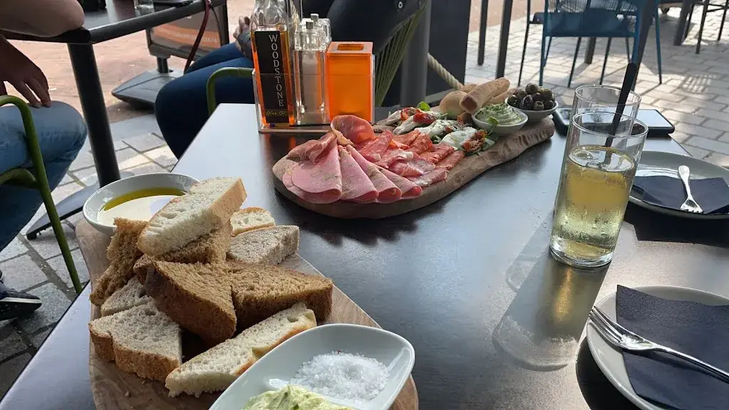 J. Pingen_WOODSTONE Pizza and Wine Alphen aan den Rijn_Rijn_review