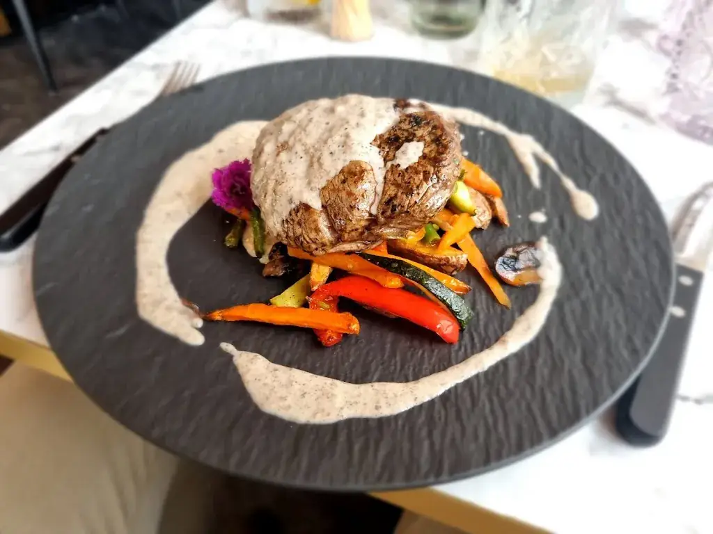 Gijs Van Os de Man_Mister Mario_Haag_review