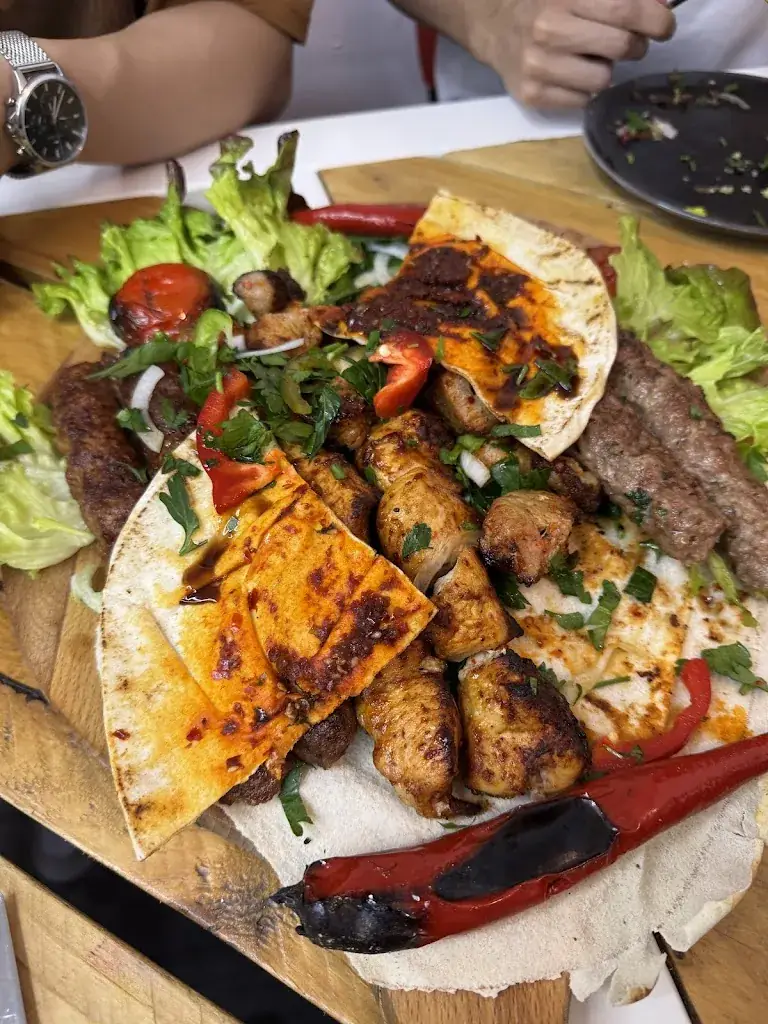 Dennis Hu_Roaa Sham ( رؤى شام )_Rotterdam_review