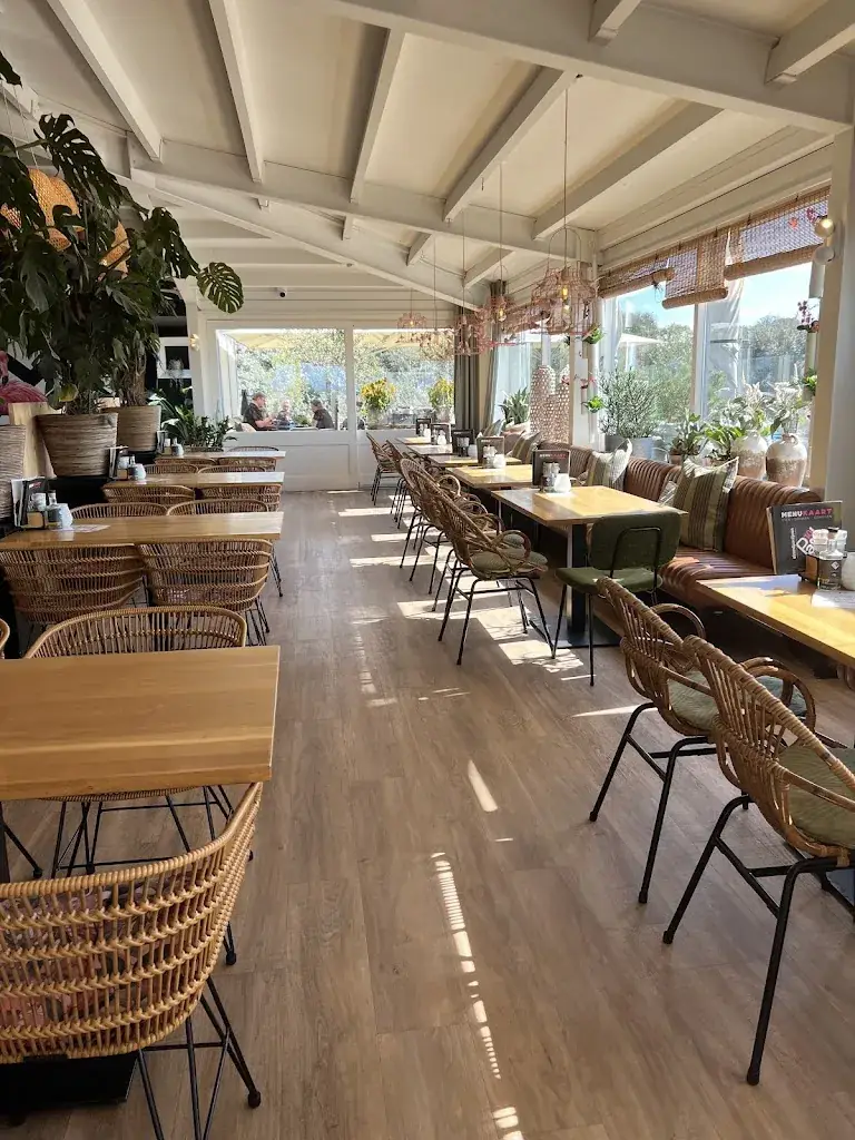 Strandpaviljoen Paal 10 restaurant in Ouddorp