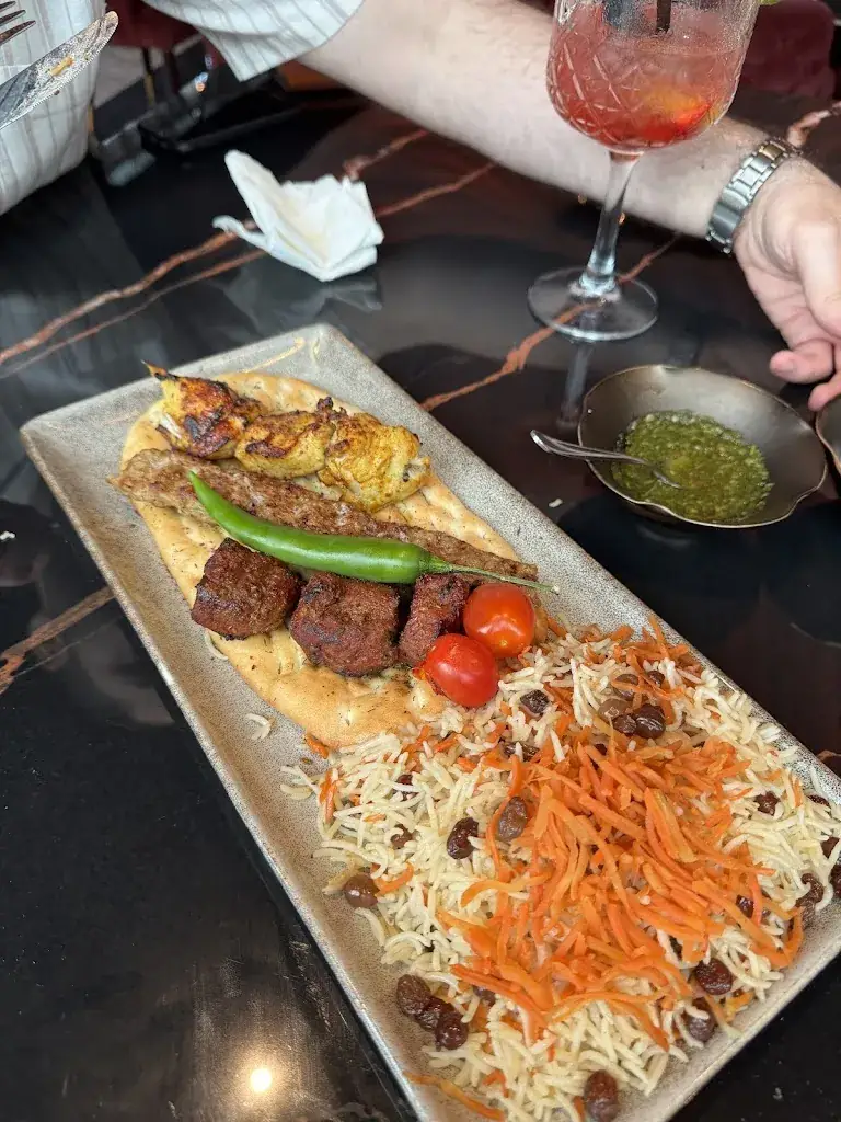 Mina.m_Helai_Rotterdam_review