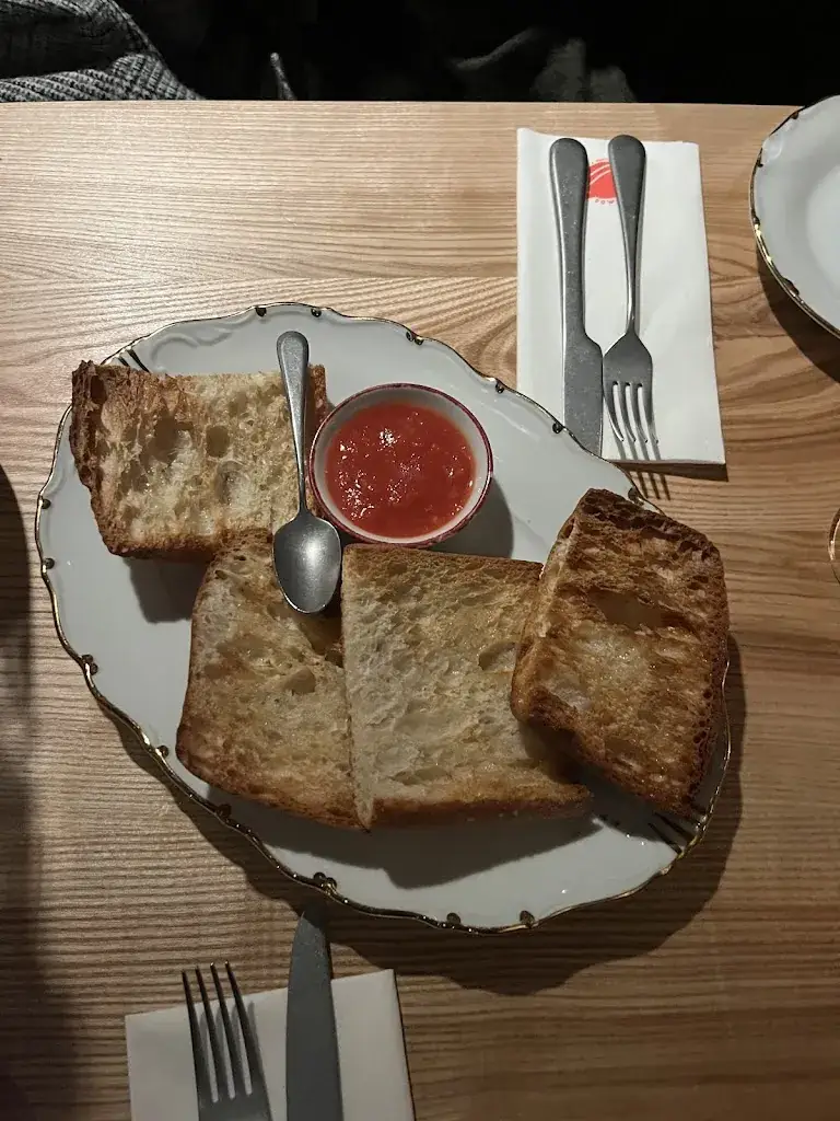 Inés R._Los Cosmos_Leiden_review