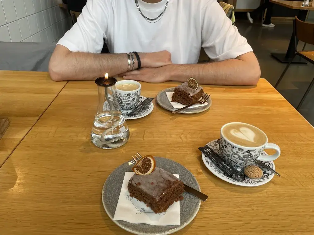 Dariusz Lutek_Lab071_Leiden_review